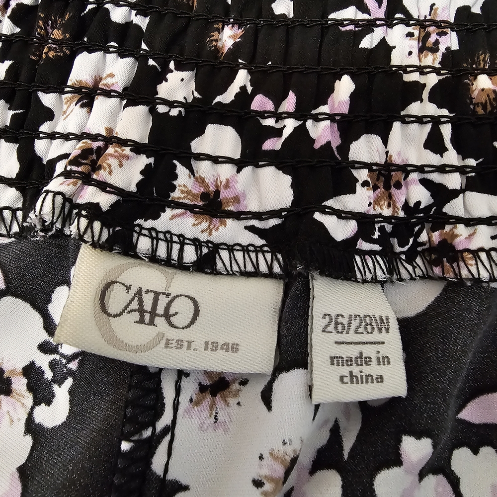 26/28w Cato Floral Lightweight Cropped Pants w/ Lavender, & White Blooms. SPRING